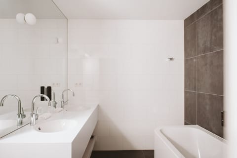 Deluxe Studio Suite | Bathroom | Hair dryer, towels