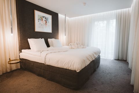 Deluxe Studio Suite | Pillowtop beds, in-room safe, desk, soundproofing