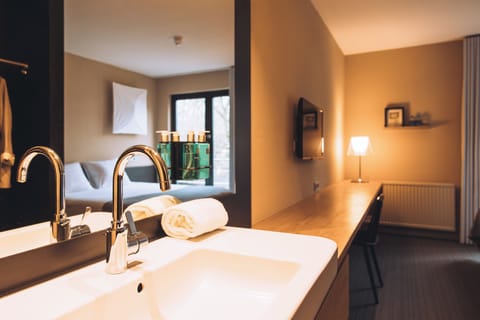 Comfort Room Plus | Bathroom sink