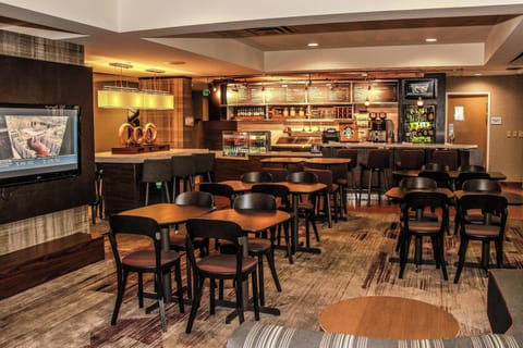 Breakfast and dinner served