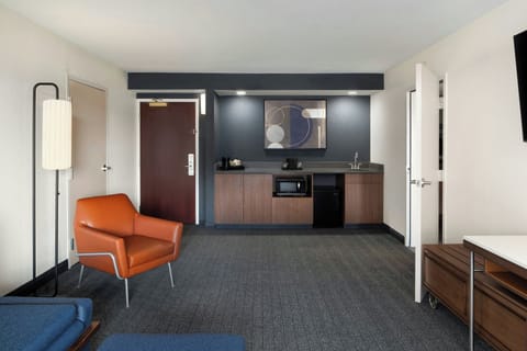 Executive Suite, 1 King Bed with Sofa bed | Private kitchen | Mini-fridge, coffee/tea maker