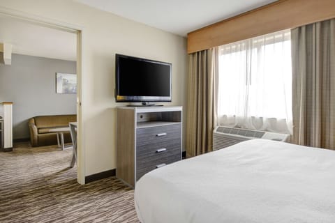 Desk, laptop workspace, iron/ironing board, free cribs/infant beds