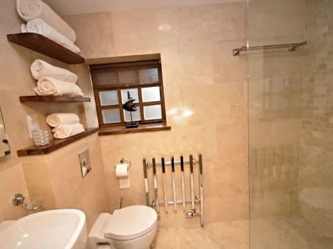 House, Private Bathroom | Bathroom