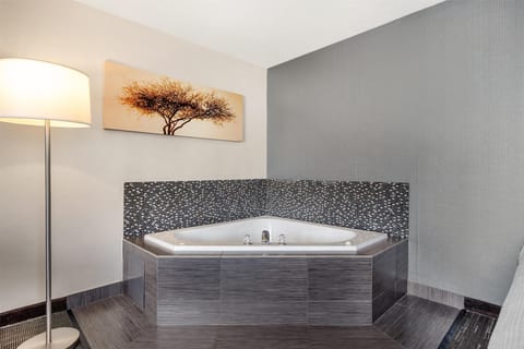 Premium bedding, in-room safe, individually decorated