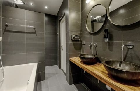 Family Room, Bathtub | Bathroom | Free toiletries, hair dryer, towels