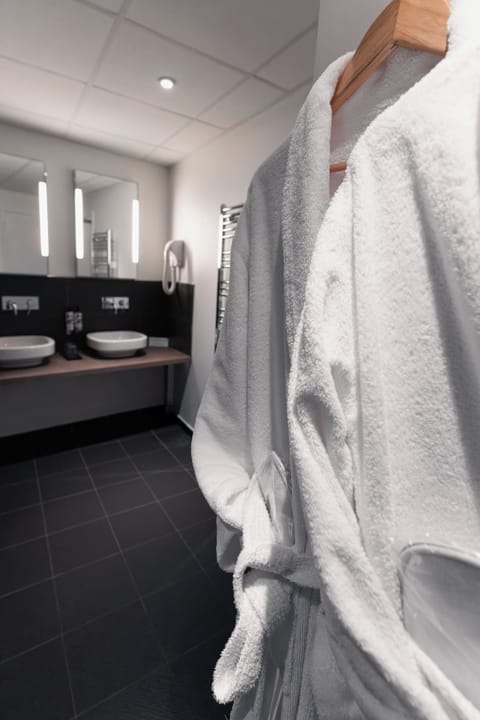 Family Suite | Bathroom | Free toiletries, hair dryer, slippers, towels