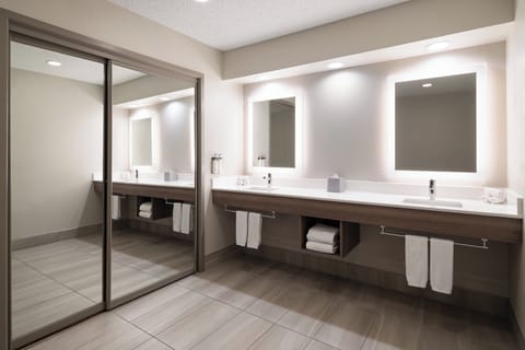 Premium bedding, in-room safe, desk, iron/ironing board