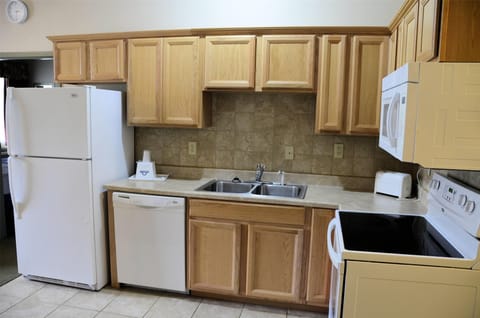 Suite, 1 Queen Bed, Kitchen, Non-Smoking | Desk, blackout drapes, iron/ironing board, free WiFi