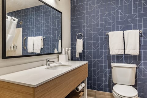 Combined shower/tub, hair dryer, towels