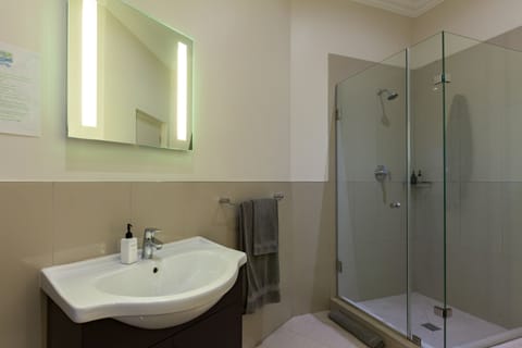 Shower, rainfall showerhead, free toiletries, hair dryer