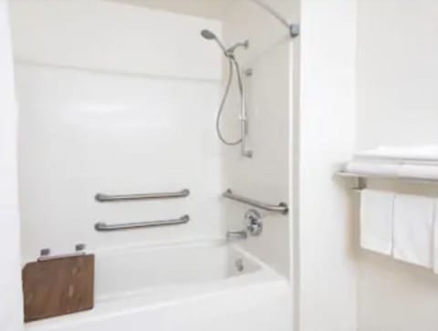 Room, 1 Queen Bed, Accessible, Non Smoking (Mobility Accessible) | Bathroom | Combined shower/tub, hair dryer, towels