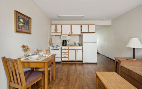 Standard Suite | Private kitchen | Fridge, microwave