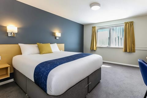 1 bedroom, desk, iron/ironing board (on request), cribs (free)