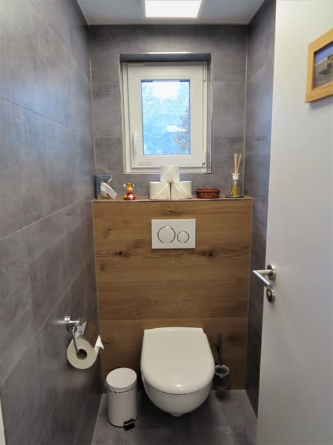 Shower, rainfall showerhead, free toiletries, hair dryer