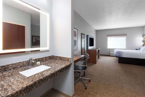 Room, 1 King Bed, Accessible, Non Smoking (Mobility, Bathtub w/Grab Bars) | Minibar, individually decorated, individually furnished, desk