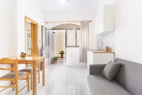 Economy Room, 1 Bedroom, Ground Floor | Hypo-allergenic bedding, in-room safe, desk, blackout drapes