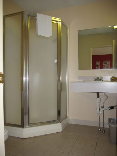 Shower, free toiletries, towels