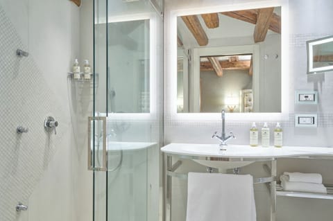 Rainfall showerhead, free toiletries, hair dryer, bidet