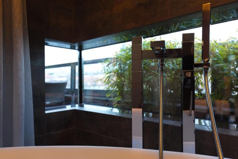 Suite (Spa) | Bathroom | Free toiletries, hair dryer, towels