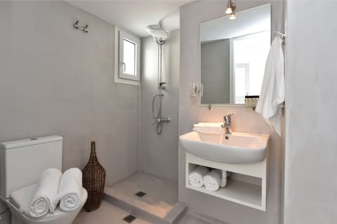 Superior Double Room, 1 Bedroom | Bathroom | Shower, rainfall showerhead, designer toiletries, hair dryer