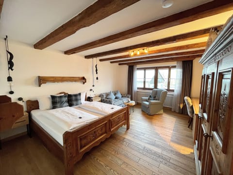 Comfort Room | Hypo-allergenic bedding, minibar, in-room safe, desk