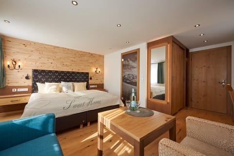 Hypo-allergenic bedding, minibar, in-room safe, desk