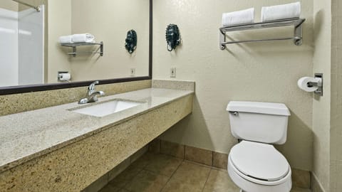 Combined shower/tub, free toiletries, hair dryer, towels