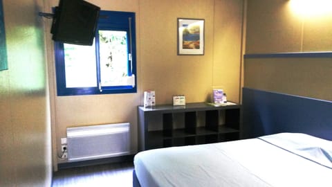 Desk, cribs/infant beds, bed sheets