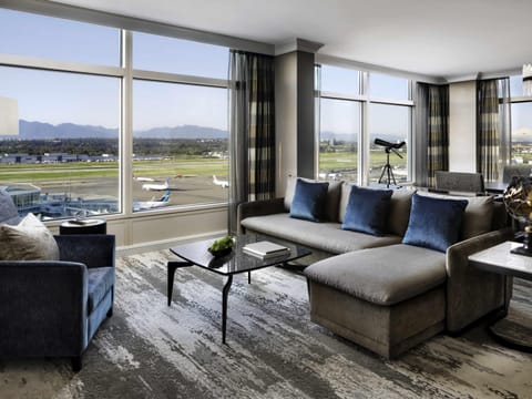 Fairmont Gold Signature Runway View Suite King | Premium bedding, down comforters, pillowtop beds, minibar