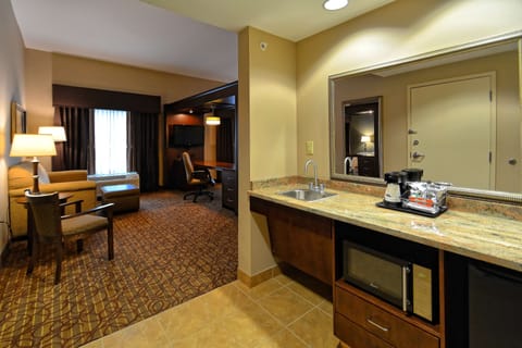 Studio, Accessible, Non Smoking | Private kitchen | Fridge, microwave, coffee/tea maker