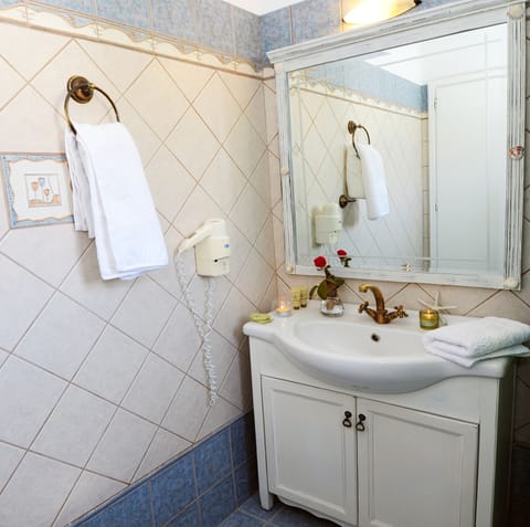 Junior Suite, Sea View | Bathroom | Shower, free toiletries, hair dryer, towels