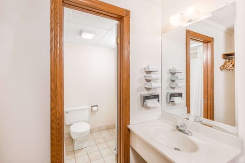 Combined shower/tub, deep soaking tub, free toiletries, hair dryer