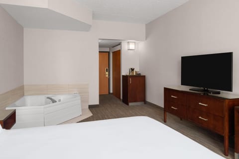 Superior Room, 1 King Bed, Non Smoking, Jetted Tub | Jetted tub