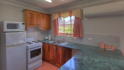 Cottage, 2 Bedrooms | Bathroom | Hair dryer, towels