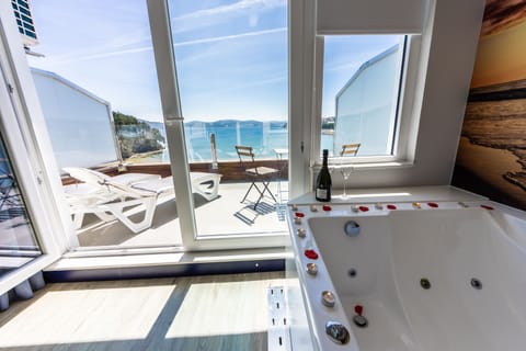 Deluxe Double Room, 1 King Bed | Private spa tub