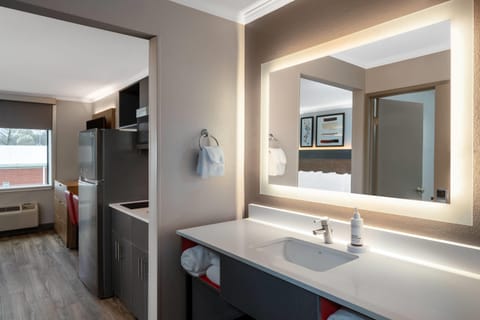 Room, 1 King Bed, Non Smoking, Kitchenette | Premium bedding, desk, blackout drapes, iron/ironing board