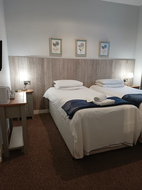 Twin Room with Ensuite | Desk, iron/ironing board, free WiFi, bed sheets