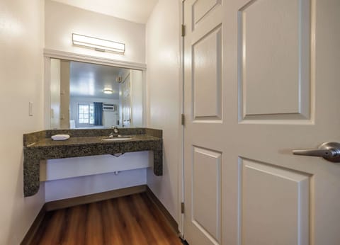 Combined shower/tub, towels