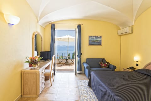 Doppia Deluxe | Minibar, in-room safe, individually decorated, individually furnished