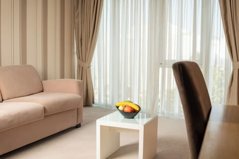 Double Room | Minibar, in-room safe, desk, soundproofing