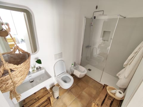 Deluxe Room | Bathroom | Shower, hair dryer, bidet, towels