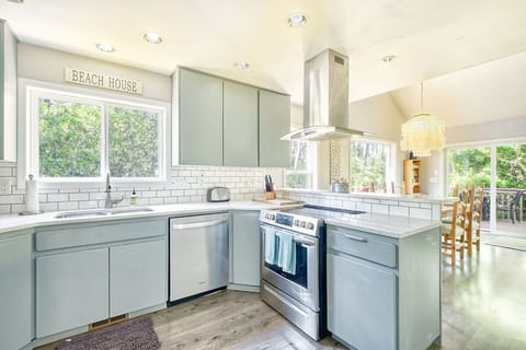 Wonderful stainless steel appliances thoughout the kitchen