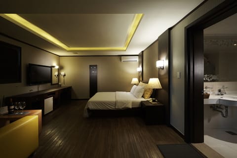 Deluxe Double Room | In-room safe, WiFi (free)