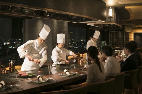 5 restaurants; breakfast, lunch, and dinner served