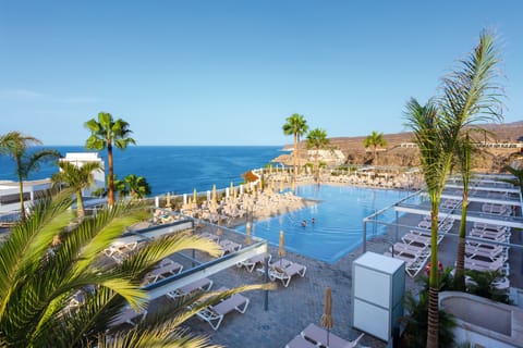2 outdoor pools, sun loungers