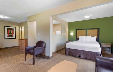 Deluxe Studio, 1 Queen Bed with Sofa bed, Non Smoking | Desk, iron/ironing board, WiFi (free)