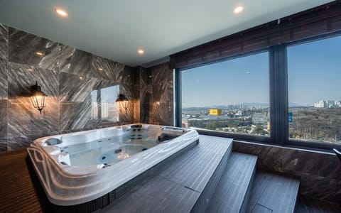 Private spa tub
