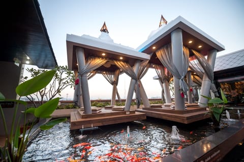 Couples treatment rooms, sauna, hot tub, body treatments, aromatherapy