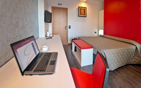 Standard Double Room | Minibar, in-room safe, desk, soundproofing