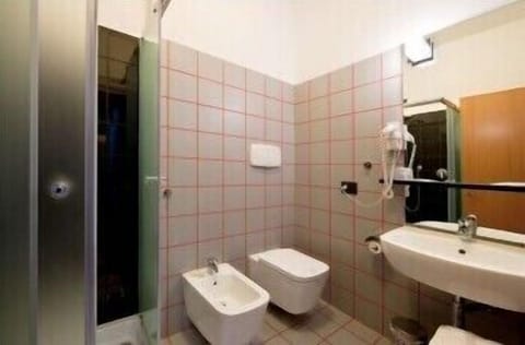 Shower, free toiletries, hair dryer